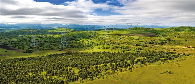 內(nèi)蒙古首條特高壓輸電通道——錫林郭勒盟至山東省1000千伏特高壓輸電線路。.jpg